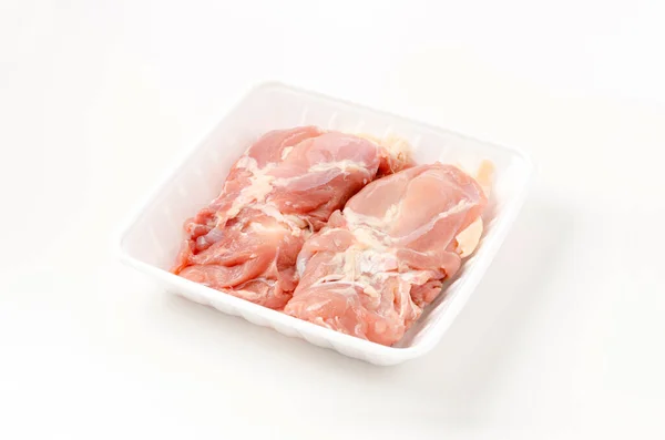 Pollo Crudo Cosce Carne Vassoio Schiuma Sfondo Bianco — Foto Stock