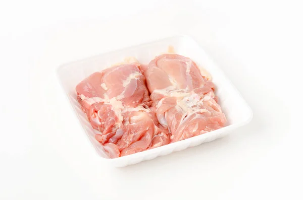 Сырая Курица Бедер Мясо Пены Лоток Белом Фоне — стоковое фото