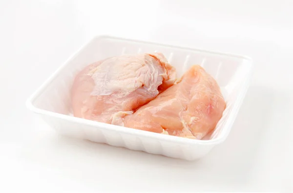 Petto Pollo Crudo Vassoio Schiuma Uno Sfondo Bianco — Foto Stock