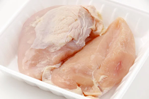 Petto Pollo Crudo Vassoio Schiuma Uno Sfondo Bianco — Foto Stock