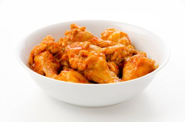 Domates, ketçap, haşlanmış tavuk kanadı.