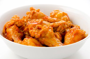 Domates, ketçap, haşlanmış tavuk kanadı.