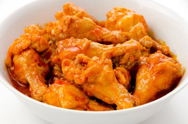 Domates, ketçap, haşlanmış tavuk kanadı.