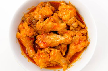 Domates, ketçap, haşlanmış tavuk kanadı.