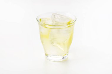 Bardakta soğuk yeşil çay