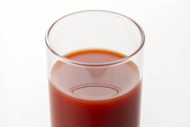 Beyaz arka planda leziz domates suyu.