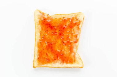 Beyaz arka planda çilek reçelli beyaz ekmek