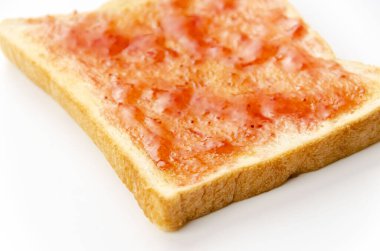 Beyaz arka planda çilek reçelli beyaz ekmek