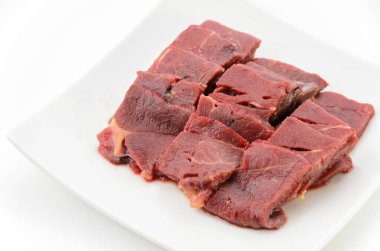 Basashi, Beyaz Arkaplanda At Etli Sashimi. Taze çiğ et sashimi, geleneksel bir Japon yemeği..