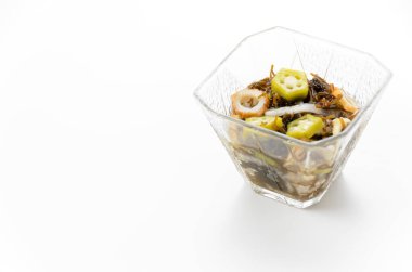 Bamya ve Mozuku Deniz Yosunu Beyaz Arkaplanda Üzüm Üzümlü