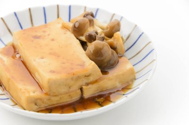 Basashi, Beyaz Arkaplanda At Etli Sashimi. Taze çiğ et sashimi, geleneksel bir Japon yemeği..