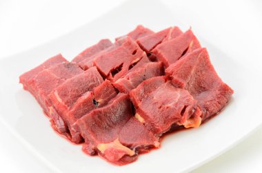 Basashi, Beyaz Arkaplanda At Etli Sashimi. Taze çiğ et sashimi, geleneksel bir Japon yemeği..