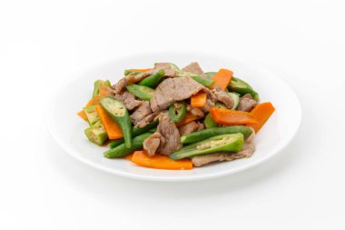 Japon yemeği, kızartılmış domuz eti, beyaz arka planda bamya ve havuç.