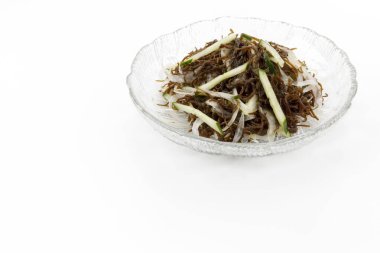 Beyaz Arkaplanda Mozuku Yosun ve Salatalık Salatası