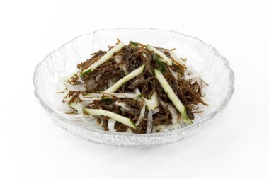 Beyaz Arkaplanda Mozuku Yosun ve Salatalık Salatası