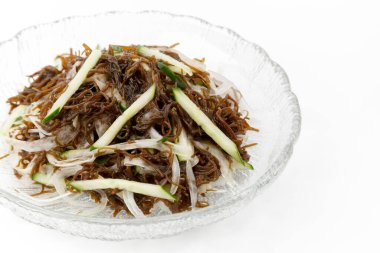 Beyaz Arkaplanda Mozuku Yosun ve Salatalık Salatası