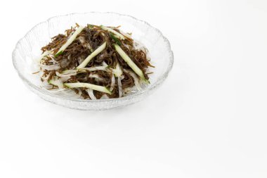 Beyaz Arkaplanda Mozuku Yosun ve Salatalık Salatası