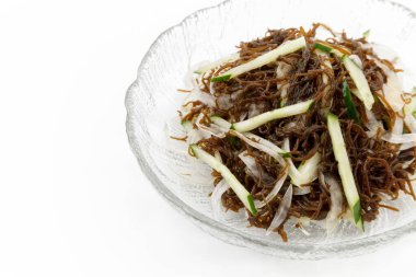 Beyaz Arkaplanda Mozuku Yosun ve Salatalık Salatası