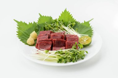 Taze çiğ at eti sashimi, bir Japon yemeği..