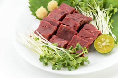 Taze çiğ at eti sashimi, bir Japon yemeği..