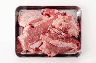 Beyaz Arkaplanlı Paslanmaz Tepside Et Tendonu