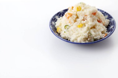 Beyaz arka planda sebzeli Japon Patates Salatası