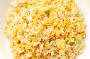 Beyaz Arkaplanda Yumurta ve Kurutulmuş Karides Kızarmış Pirinç