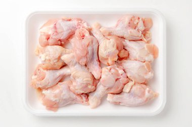 Taze Çiğ Tavuk İlaçları Beyaz Köpük Tepsisinde