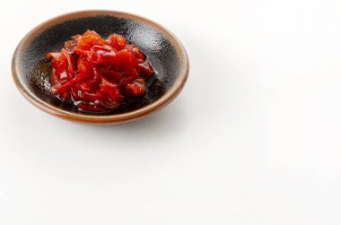 Japon turşusu, Fukujinzuke Turşusu Küçük Tabakta beyaz arka planda