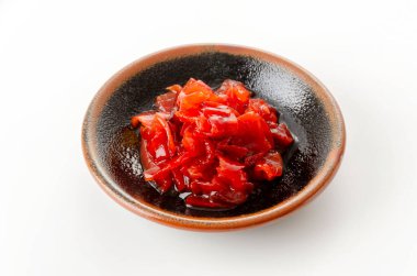 Japon turşusu, Fukujinzuke Turşusu Küçük Tabakta beyaz arka planda