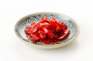 Japon turşusu, Fukujinzuke Turşusu Küçük Tabakta beyaz arka planda