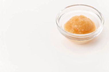 Cam kasede taze ızgara çiğ sarımsak ezmesi.