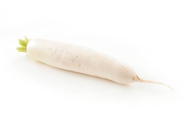 Beyaz Arkaplanda Taze Beyaz Daikon Turpu