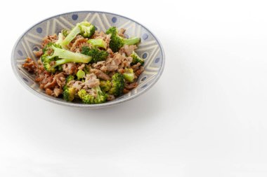 Dilimlenmiş domuz etiyle karıştırılmış brokoli.