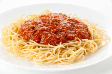 Beyaz tabakta et soslu spagetti makarna.