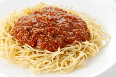 Beyaz tabakta et soslu spagetti makarna.