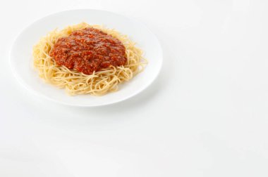 Beyaz tabakta et soslu spagetti makarna.