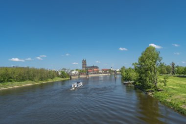 Magdeburg şehir merkezine ve şehir merkezinde Bahar, Magdeburg görüntülemek,