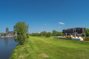 Magdeburg şehir merkezine ve şehir merkezinde Bahar, Magdeburg görüntülemek,