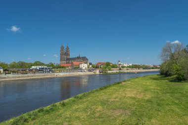 Magdeburg şehir merkezine ve şehir merkezinde Bahar, Magdeburg görüntülemek,