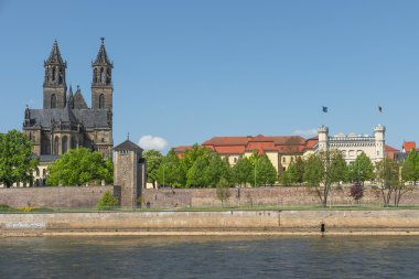 Magdeburg şehir merkezine ve şehir merkezinde Bahar, Magdeburg görüntülemek,