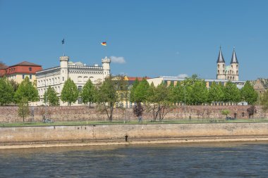 Magdeburg şehir merkezine ve şehir merkezinde Bahar, Magdeburg görüntülemek,