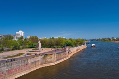 Magdeburg şehir merkezine ve şehir merkezinde Bahar, Magdeburg görüntülemek,