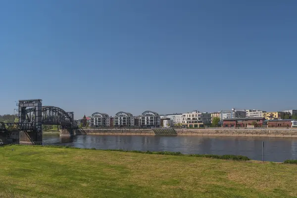 Blick auf magdeburg stadt und elbe im frühling, magdeburg, deutschland — Stockfoto