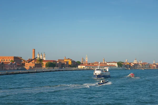 Tarde con puesta de sol en la increíble Venecia, Italia, hora de verano — Foto de Stock