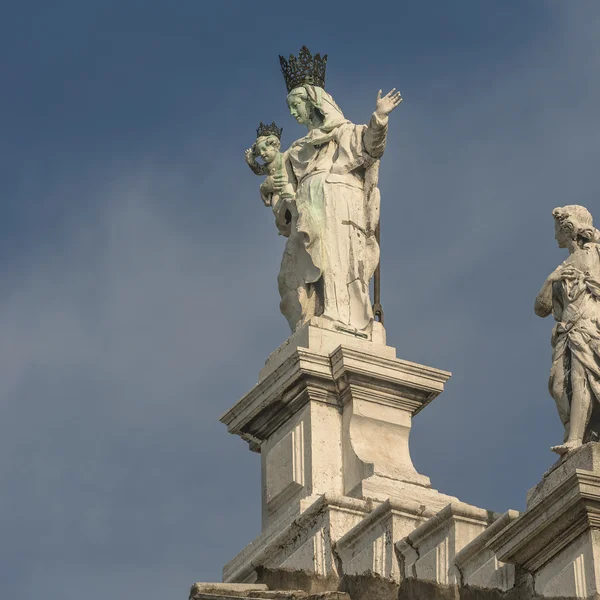 Standbeeld van Sint Maria in de Basilica di Santa Maria della Salute, V — Stockfoto