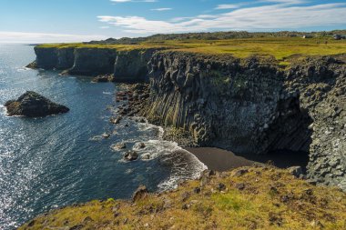 İzlanda, yaz saati üzerinde güzel deniz kıyısı