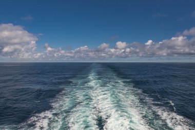 Bulutlar mavi gökyüzü ve gemi Atlas Okyanusu'nda, yaz saati izlemek