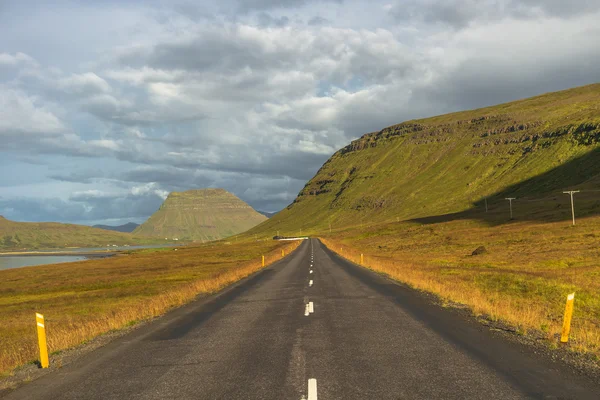 Abgelegene Straße und isländische bunte Landschaft auf Island, Summa — Stockfoto