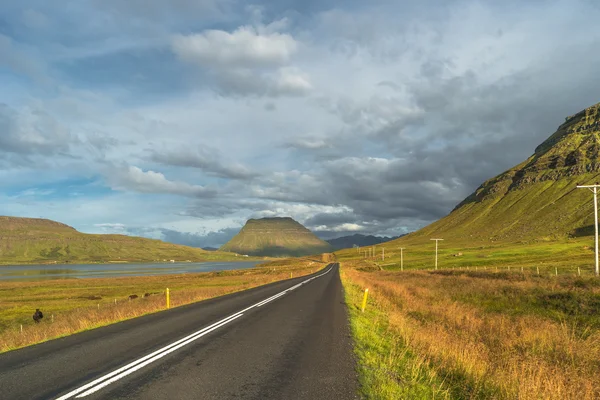 Abgelegene Straße und isländische bunte Landschaft auf Island, Summa — Stockfoto